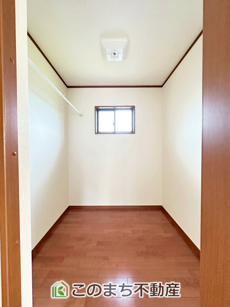 宇都宮市立伏町戸建の収納|"主寝室には収納を多めに設置しております。
私服からスーツまでご夫婦お二人分の収納も可能ですね！
※リフォーム前写真

