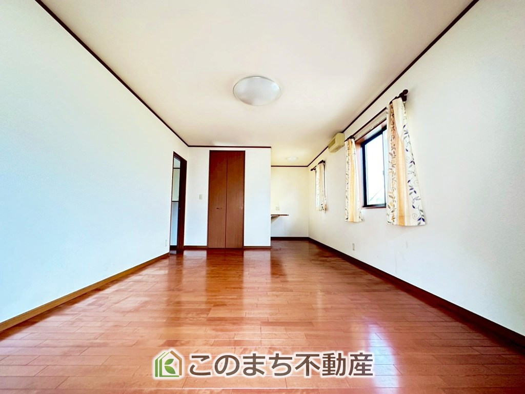 宇都宮市立伏町戸建の洋室|陽光がふんだんに降り注ぐお部屋です。陽だまりの空間で、プライベートなお家時間も快適にお過ごしいただけます♪※リフォーム前写真

