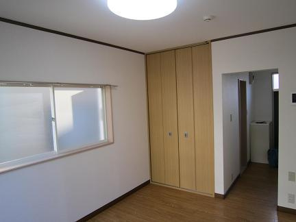 ファーストシティ橋本の居間・リビング|２階の角部屋なので、採光が２…