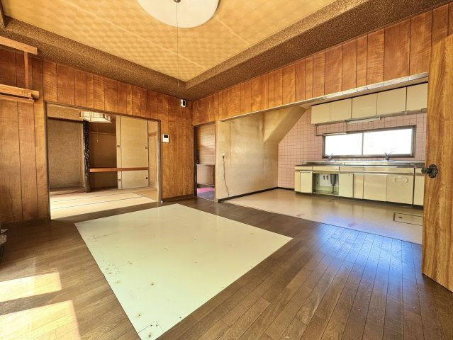 【角地の開放感】昭和エリアの利便性と、木の温もりあふれる室内が魅力の住まいの居間・リビング|キッチンを見渡せる開放的空間。懐かしさと安心感が同居する家。