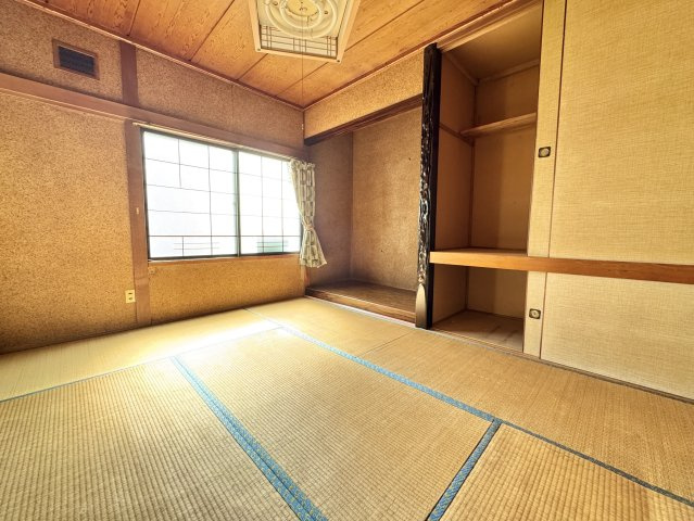 【角地の開放感】昭和エリアの利便性と、木の温もりあふれる室内が魅力の住まいの和室|静かな時が流れる和室。障子越しの柔らかな光が心を癒やします。