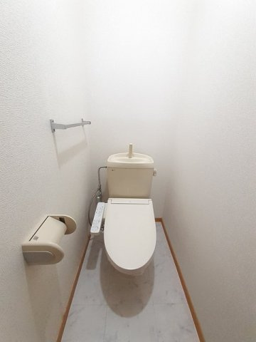 ビレッジあいＣのトイレ|ゆったりとした空間のトイレです