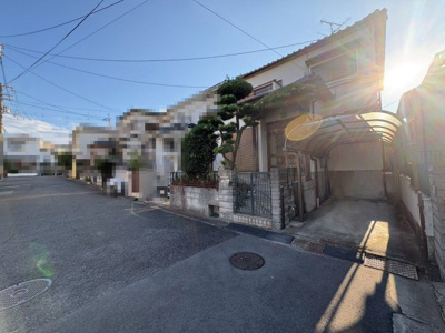 【前面道路含む現地写真】 | 西野　売土地 | 周辺にはスーパーや薬局など、商業施設がそろっていますよ！とても住みやすい環境です