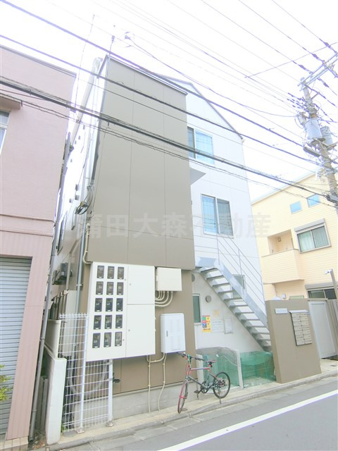 ブロードスカイ西六郷の外観|外観　2016年10月築　木造地上3階建て
東京都大田区西六郷1丁目　JR京浜東北線蒲田駅徒歩17分、京浜急行本線雑色駅徒歩10分
