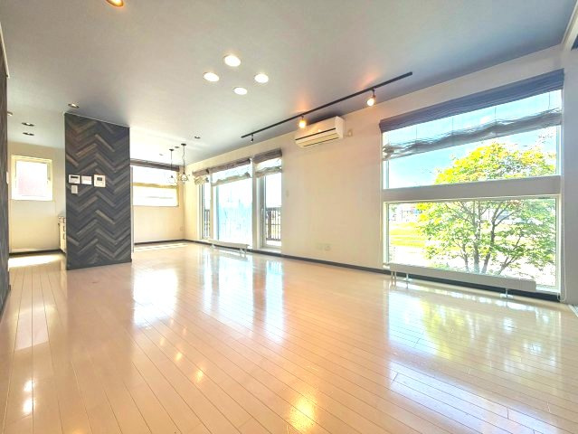 東苗穂12条4丁目の居間・リビング|窓が大きく日当たりが良いです！
