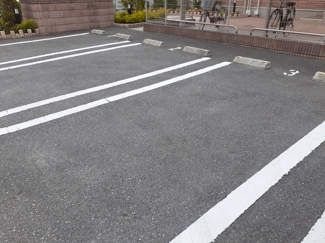 プラシード三宅の駐車場