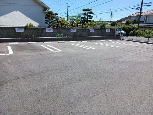 アリュールの駐車場