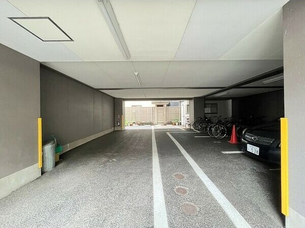 Y’sIZUMIの駐車場