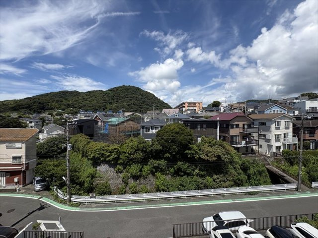 海まで10分！「ジュネス葉山一色ガーデン」　4階　リノベーション済みの展望|開放感ある眺望
