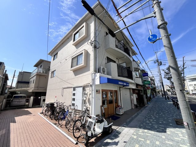 六番館のエントランス