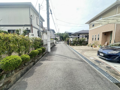 【前面道路含む現地写真】 | 和泉市鶴山台4丁目戸建 | 南東側前面道路