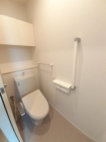 イングルウッドのトイレ|落ち着いた色調のトイレです