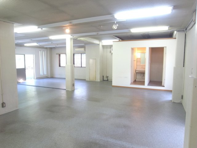 高槻市南平台１丁目の店舗事務所