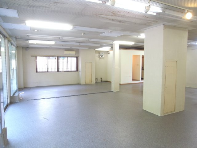 高槻市南平台１丁目の店舗事務所