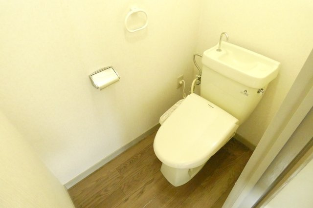 吹田市山田西４丁目の賃貸マンションのトイレ