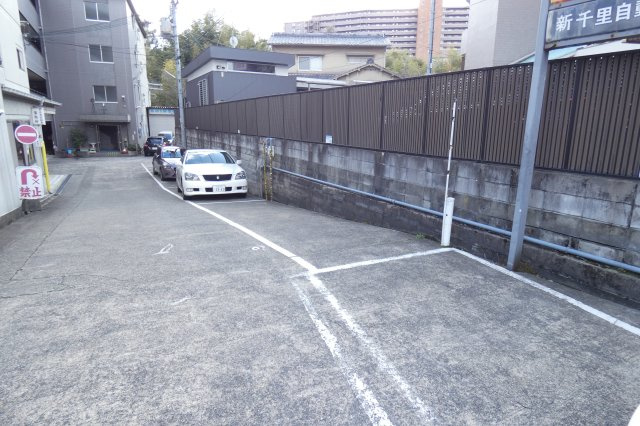 吹田市山田西４丁目の賃貸マンションの駐車場