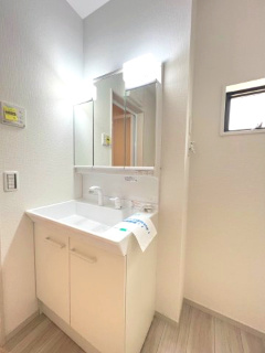 【独立洗面台】 | 土浦市木田余1期　新築戸建　3号棟 | 三面鏡付き洗面台を採用しており、朝の身支度もスムーズに行えます。収納スペースも確保されており、使い勝手の良い設計です。