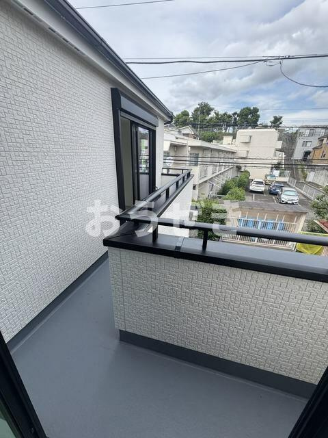 Ｓｕｍａｉ－ｔｏ横浜市磯子区岡村０１のバルコニー