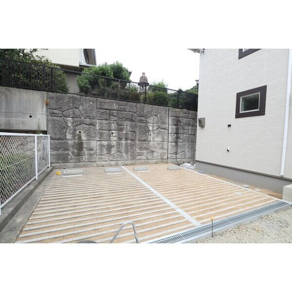 フォレストメゾン岡本の駐車場