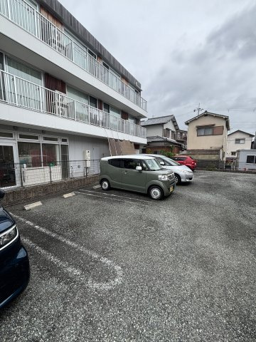 VILLA98の駐車場|車をお持ちの方に嬉しい駐車場付きの物件です