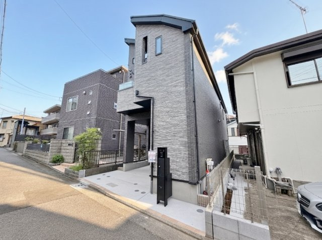 板橋区赤塚1丁目 限定1棟の間取り|1階リビング+水回りを配した生活しやすい間取りです
生活に+αのゆとりを演出する2面バルコニーつき