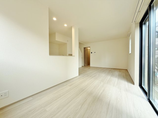 板橋区赤塚1丁目 限定1棟の居間・リビング|南向きの明るく心地よい15.51帖の洋室
足元には床暖房を設置しています