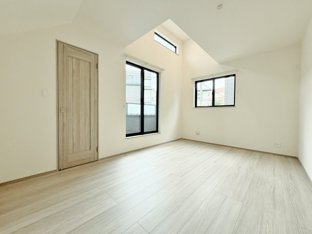 板橋区赤塚1丁目 限定1棟の洋室|2階7.71帖洋室は整形なお部屋なので家具のレイアウトもしやすいです
一部吹抜けを設けた明るく快適なお部屋
大きな掃き出し窓からバルコニーに動線がつながります