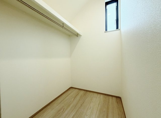 板橋区赤塚1丁目 限定1棟の収納|2階7.71帖洋室には大型WICを設置しています
季節衣類などの収納にも便利です