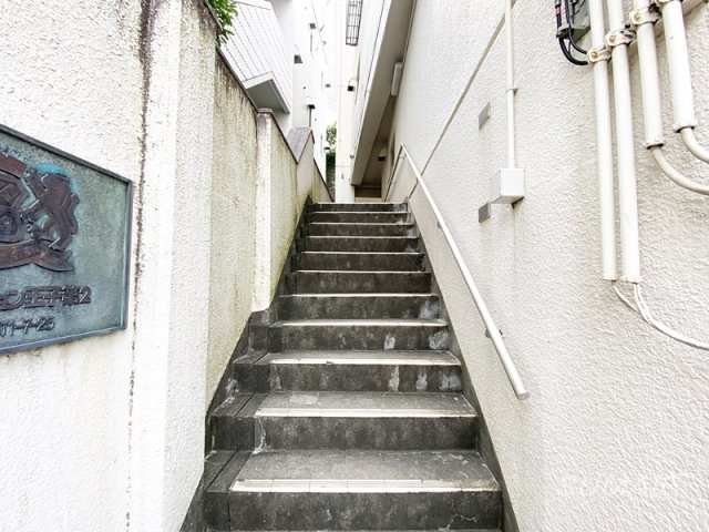 ライオンズマンション王子第2のエントランス|建物入り口です☆