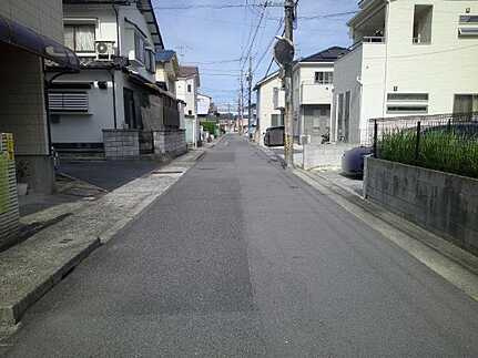 海田町南幸町中古戸建の前面道路含む現地写真