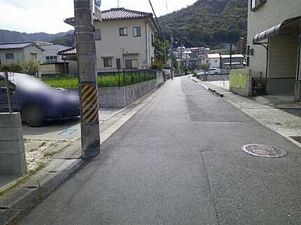 海田町南幸町中古戸建の前面道路含む現地写真