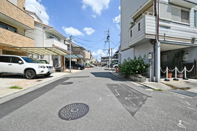 ハートフルタウン鳥飼野々3丁目建築条件無し売土地の前面道路含む現地写真|前面道路は約4.7mのゆとりがあり、交通量も比較的少ないため、小さなお子様のいるご家庭にも嬉しい住環境です。