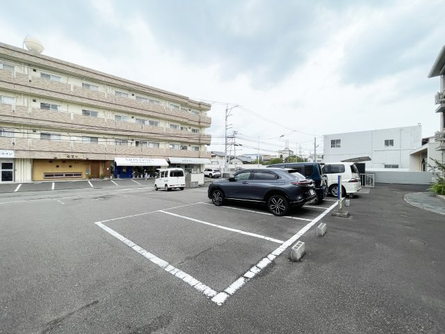 浜の前マンション１３号棟の駐車場