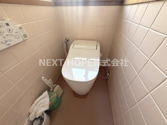 【トイレ】 | 尼崎市富松町４丁目中古戸建 | トイレは１階・２階に設けられております♪こちらは１階部分のトイレです！