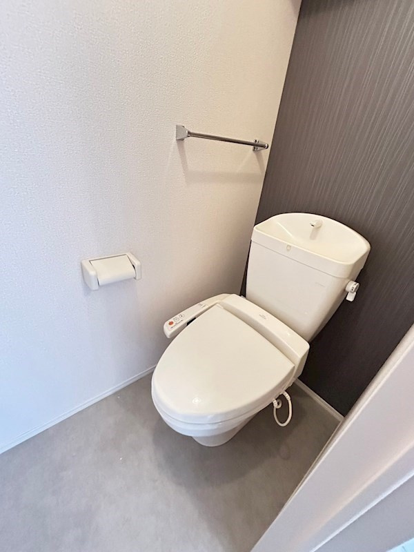 クレールB棟のトイレ|落ち着いた色調のトイレです
