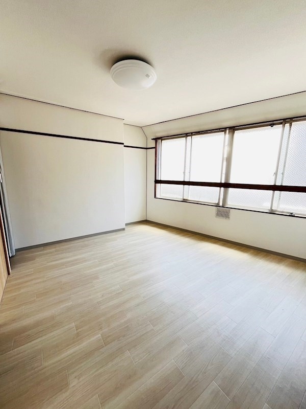 中一ビルの寝室