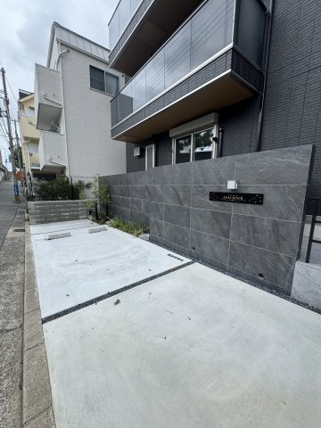ASHA NOORの駐車場