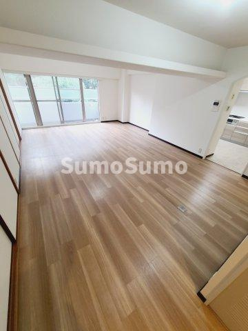 白鷹松下町マンションの居間・リビング
