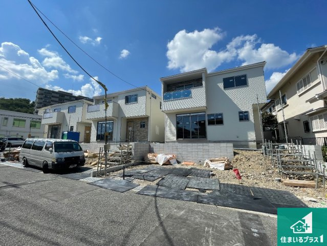 宝塚市中山五月台　第3期　新築一戸建ての外観|周辺は落ち着いた街並みの住宅地！子育てがしやすい住環境です！まだ未完成ですが、現地でしかわからない事もございます。是非一度ご覧ください。