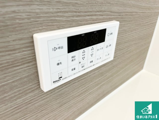 ●奈良市五条畑　第6期　新築一戸建てのキッチン|リビングと統一感があり、使い勝手のいいキッチン。広々としているので、二人並んで作業が出来ちゃいます。お子様と一緒に色々なお料理に挑戦できるスペースがあります。