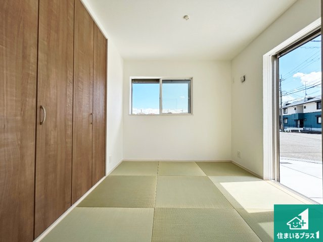 ●奈良市五条畑　第6期　新築一戸建ての和室|一室あると便利な和室は客間としてだけでなく、小さなお子様のプレイルームや食後のくつろぎスペースとしてもご利用いただけます。収納もついていますので大活躍間違いなし！