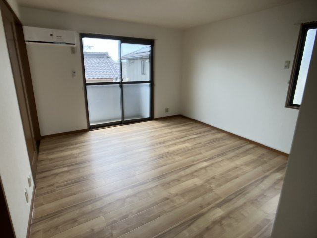 ジュネス梨子ノ木　参番館の居間・リビング|別部屋反転間取のお写真になります。参考にご覧くださいませ。