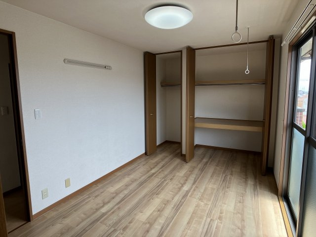 ジュネス梨子ノ木　参番館の洋室|別部屋反転間取のお写真になります。参考にご覧くださいませ。