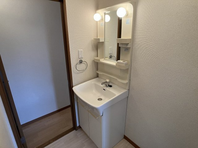 ジュネス梨子ノ木　参番館の洗面所|別部屋反転間取のお写真になります。参考にご覧くださいませ。
