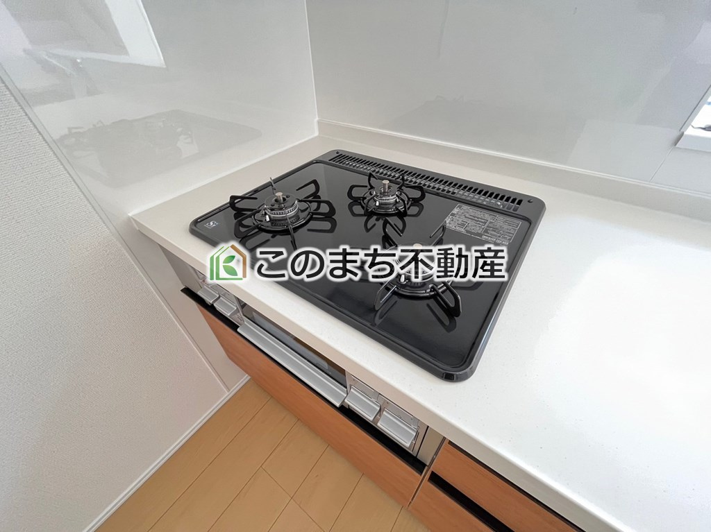 ハートフルタウン宇都宮市中里町3020番のキッチン|三ツ口コンロ採用で、同時調理もスムーズ◎！お料理を並べられるカウンター付きで、配膳・片付けをサポート！リビングで過ごすご家族とコミュニケーションを楽しみながら作業可能です♪