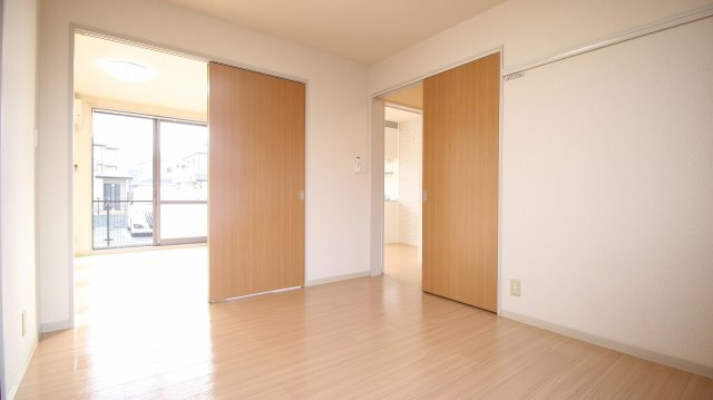 落ち着いた色調の寝室です