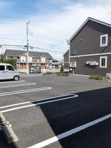 車をお持ちの方に嬉しい駐車場付きの物件です