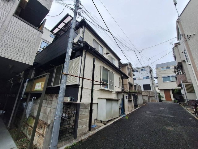 市川様方のエントランス