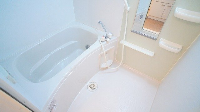 コンパクトで使いやすいお風呂です