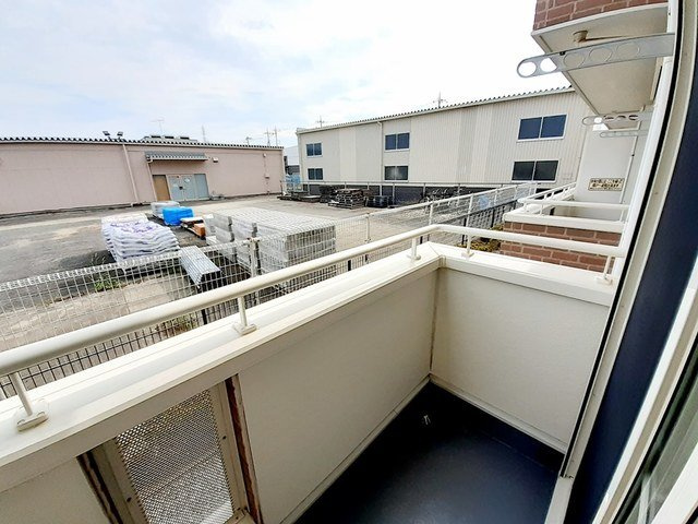 暖かな日差しのふりそそぐバルコニー